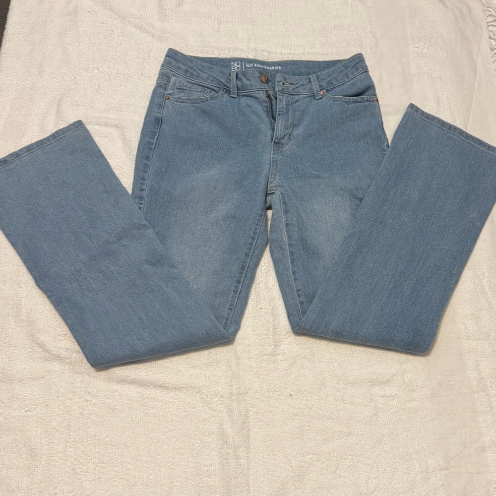 No Boundaries Light wash denim  boot cut jeans ..New